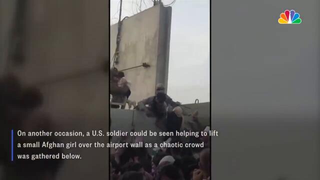 Трогателни кадри жена подаде бебе на американски войник през стената на летището в Кабул за помощ ..Watch - Woman, Child Lifted