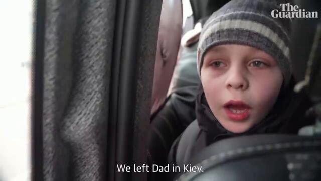 Дете в сълзи „Оставихме татко в Киев“ - 'We left our Dad in Kyiv' - young Ukrainian boy in tears after fleeing capital