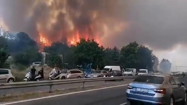 Пожар бушува на входа на Казанлък - Пътят към Стара Загора временно е затворен