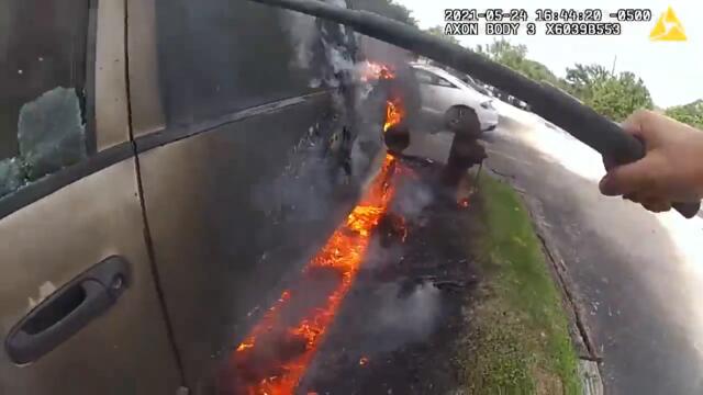 Полицаи измъкват мъж от горящ автомобил