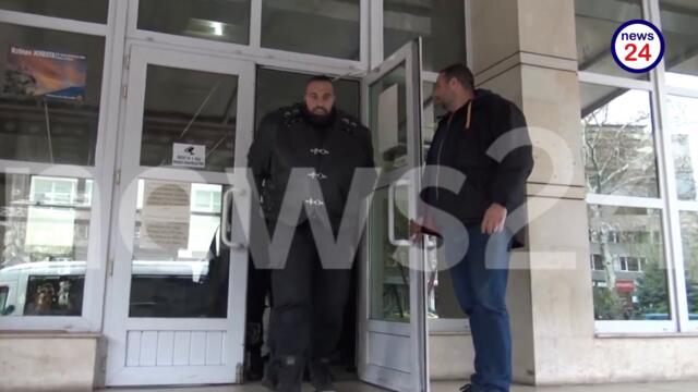 Вижте само в NEWS24sofia.eu TV как извеждат от ареста Чеченеца и Тошо Куката, водят ги с полицейски бус към следствието!