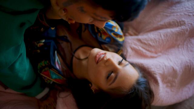 Emilia & Duki – Como Si No Importara (Official Video)