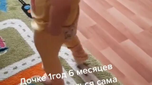 Бебе се облича само на година и половина !