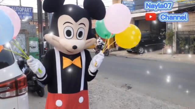 Badut Mickey Mouse Membawa Balon