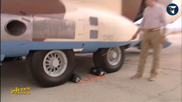 Президент Гурбангулы Бердымухамедов осмотрел новые военные самолеты и испытал итальянский штурмовик