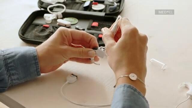 (35) Adult children the cable and the connection in MED-EL Good