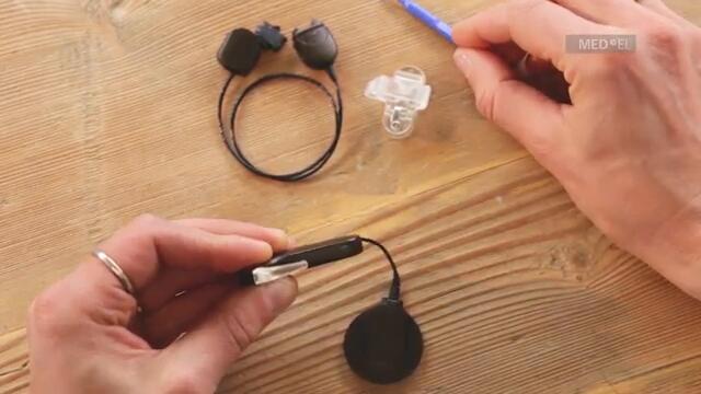 (4) Children's adult clothing attached a pinch of clothing and a cochlear implant brown