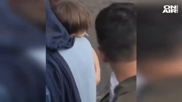 Отчаяни опити за бягство - военни в Кабул прехвърлят жени и деца през оградата