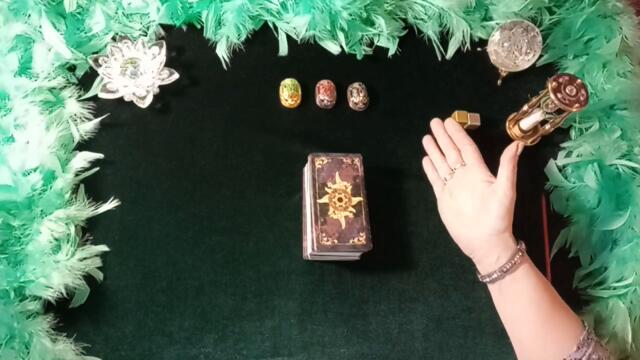 Новолуние в Деве - полнолуние в Рыбах. Что идёт к завершению? Расклад по вариантам на картах Таро.