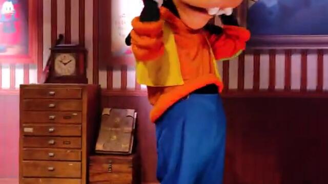 MEETING MICKEY MOUSE , DONALD DUCK AND GOOFY AT DISNEYLAND PARIS #SHORTS #MICKEYMOUSE #DONALDDUCK