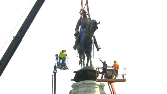 Robert E Lee statue being removed as the crowd cheers