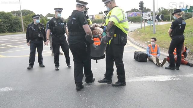 Travel chaos as eco-warrior protesters block M25 and clash with drivers