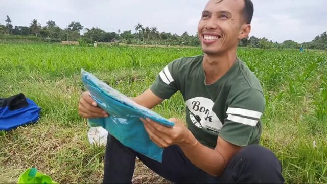 Layangan Mickey Mouse Terbang Didampingi Pengawas Sendaren