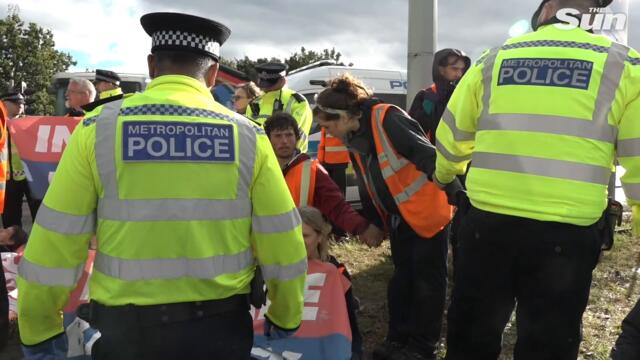 Insulate Britain eco-maniacs protest at busy M25 again near Heathrow