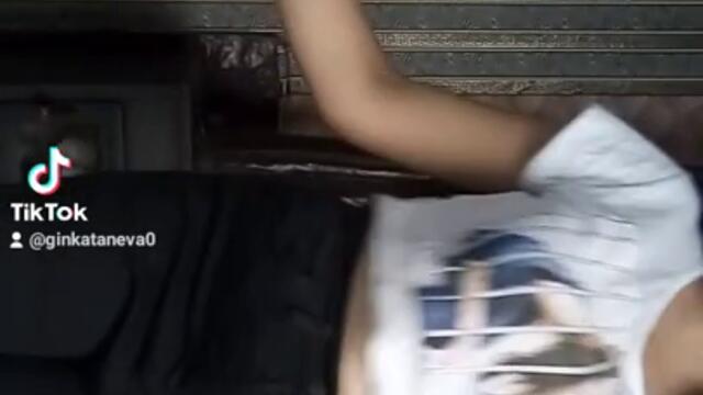 свободен ски кючек 😂🤣😅