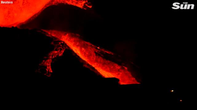 La Palma volcano: Lava flows from mountain as eruption continues