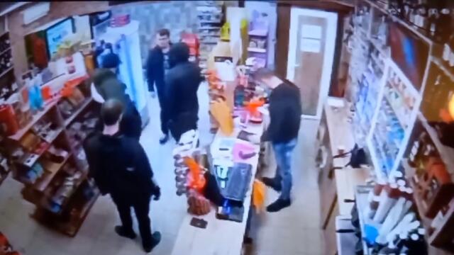 Трима срещу един в хранителен магазин