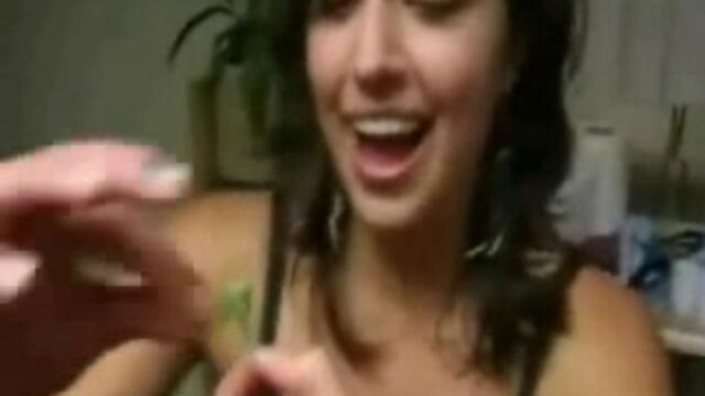 Извратена Мацка Яде Жив Скакалец