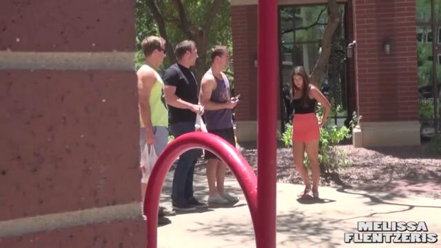 Момиче сваля прашките си на улицата