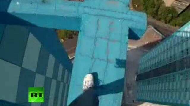 Рускиня няма страх от високо!