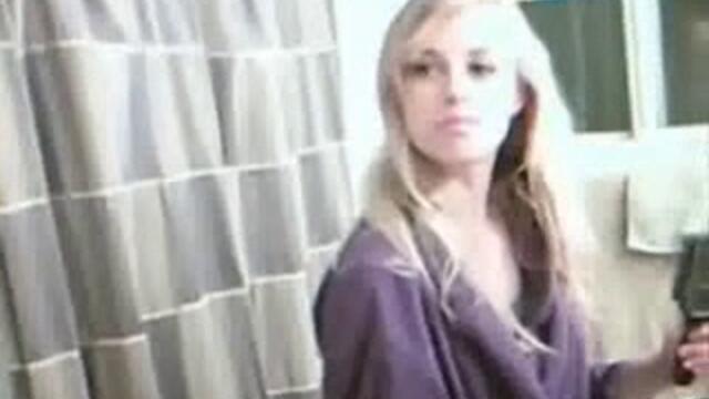 Момче Снима Сестра Си В Банята