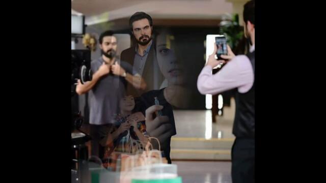 Halil İbrahim de repente abrazó a Sila, ¡nadie podía entender lo que había sucedido!