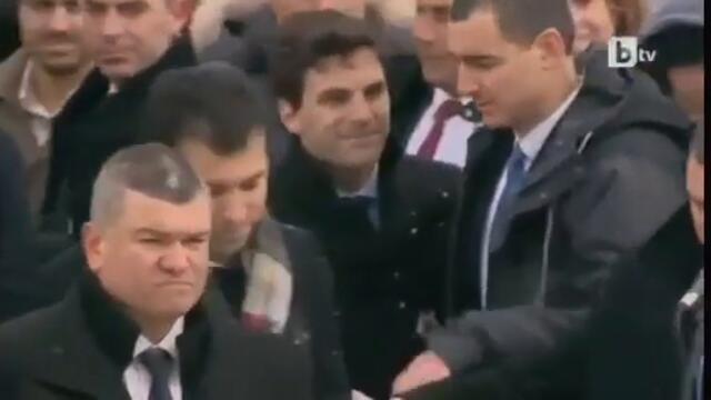 Замериха Кирил Петков със снежни топки