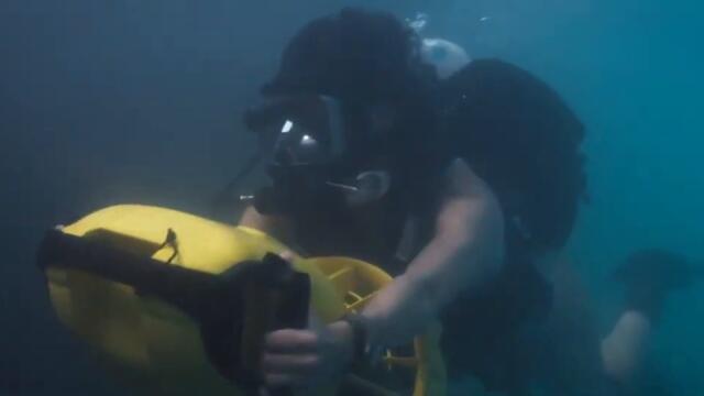 Hot Full Face Scuba Woman hard Underwater fight.