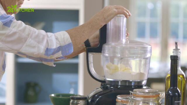 Тартове с карамелизиран лук и козе сирене | Мери Бери - любими рецепти | 24Kitchen Bulgaria