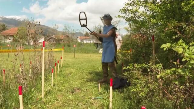 Ukrainian Women Train to Dispose of Explosives