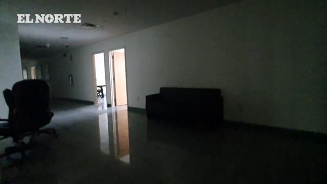 Limpian empleados Torre Administrativa de Nuevo León tras inundación