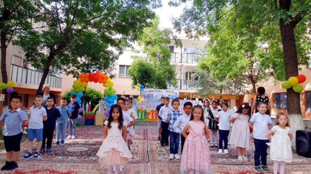 Прощален танц с гълъби  на група ,,Щурче"