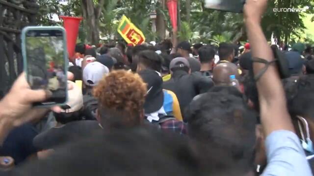 Президент Шри-Ланки бежал на Мальдивы