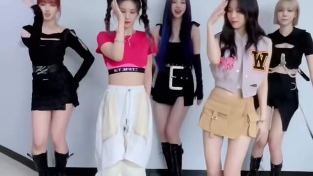 멋쁨이 광야까지 뻗어나갈 #Girls 의 #SneakersChallenge 🫡 with #에스파 #카리나 #윈터 #지젤 님🤍#ITZY #aespa #ITZY_SNEAKERS