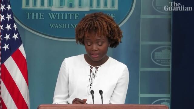 The moment news of the Queen's death breaks during White House briefing