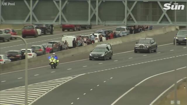 Hundreds of mourners line the streets to see the Queen's coffin as it arrives in Edinburgh