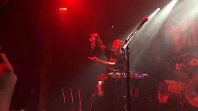 [3XIL3D LIVE] Dead rat thrown to the stage during Full of Hell set in Chicago. Watch till the end.