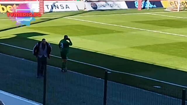 Бойко Борисов прекъсва мач, за да говори по телефона