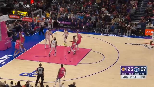 Daniel Gafford reached all the way back to the moon to dunk this 😲
