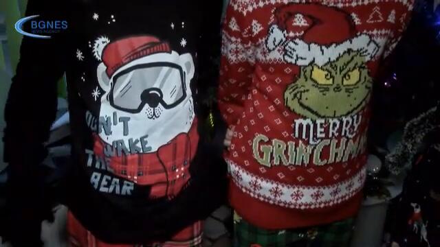 Учители и ученици по коледни пижами и пантофи в училище