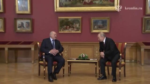 В Русском музее на фоне картины "Явление Христа народу"