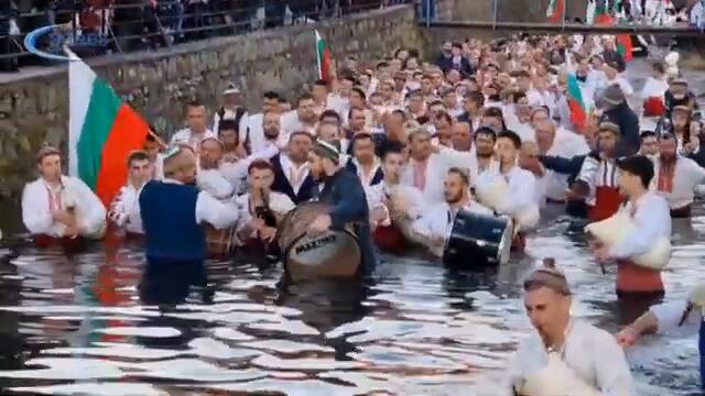 Мъжкото хоро нагази във водите на река Тунджа в Калофер