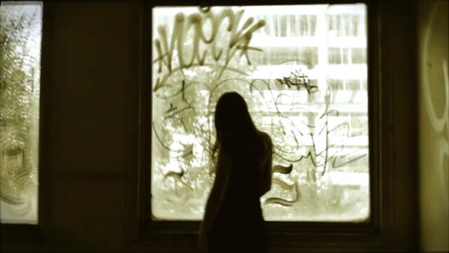 7.5 TONNES OF BEARD - THROUGH THE LOOKING GLASS