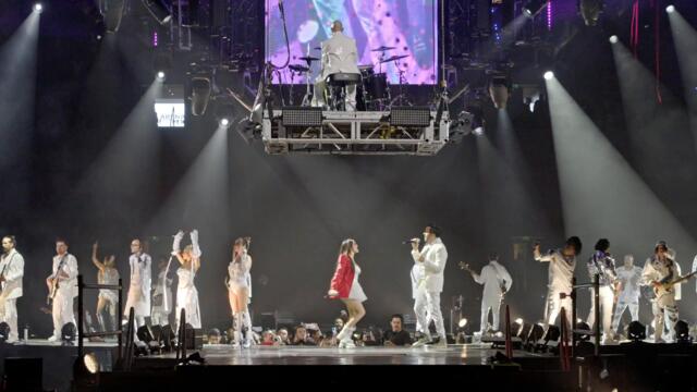 Aún Hay Algo / Tras De Mí (En Vivo)