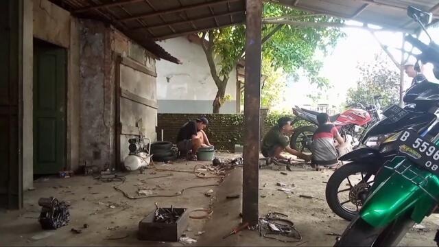 Toni adu mekanik , Azis kasih senyuman manja!!bengkel kembar