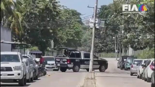 El mundo al revés. Reos escapan en patrulla y salen por la puerta principal del penal.