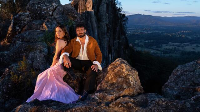 Angus & Julia Stone - Heavy Gets Light (Lyric Video)