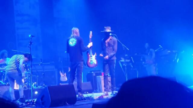 Gary Clark Jr and a lucky fan perform catfish blues. He Kills it!!