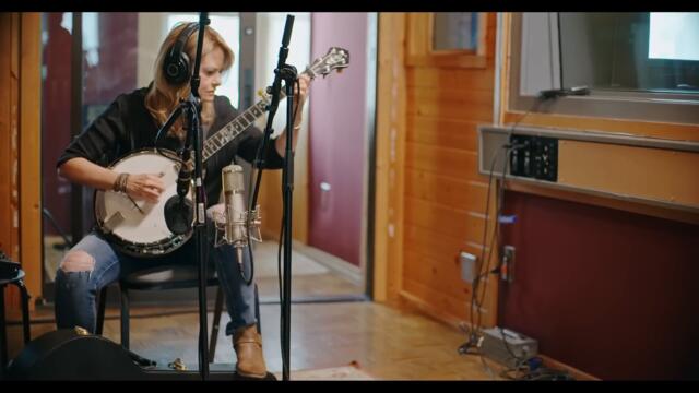 Foggy Morning Breaking – Alison Brown (feat. Steve Martin) (Official Video)