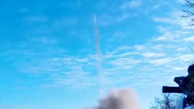 Вооруженные Силы Украины ведут огонь из реактивной артиллерии БМ-21 Град по Русским Военным.